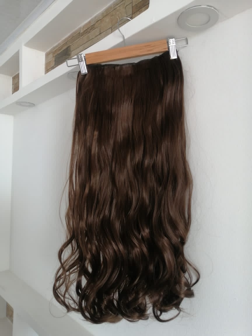 Extensión de clip ondulada de cabello semi humano - Mide 27cms de ancho y 65cms de largo (Se pueden planchar)
